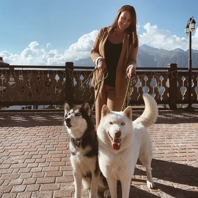 portrait-d-une-jeune-femme-avec-un-chien