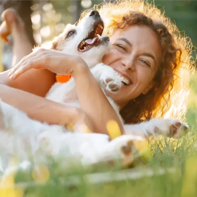 une-jeune-femme-avec-son-chien-sur-un gazon